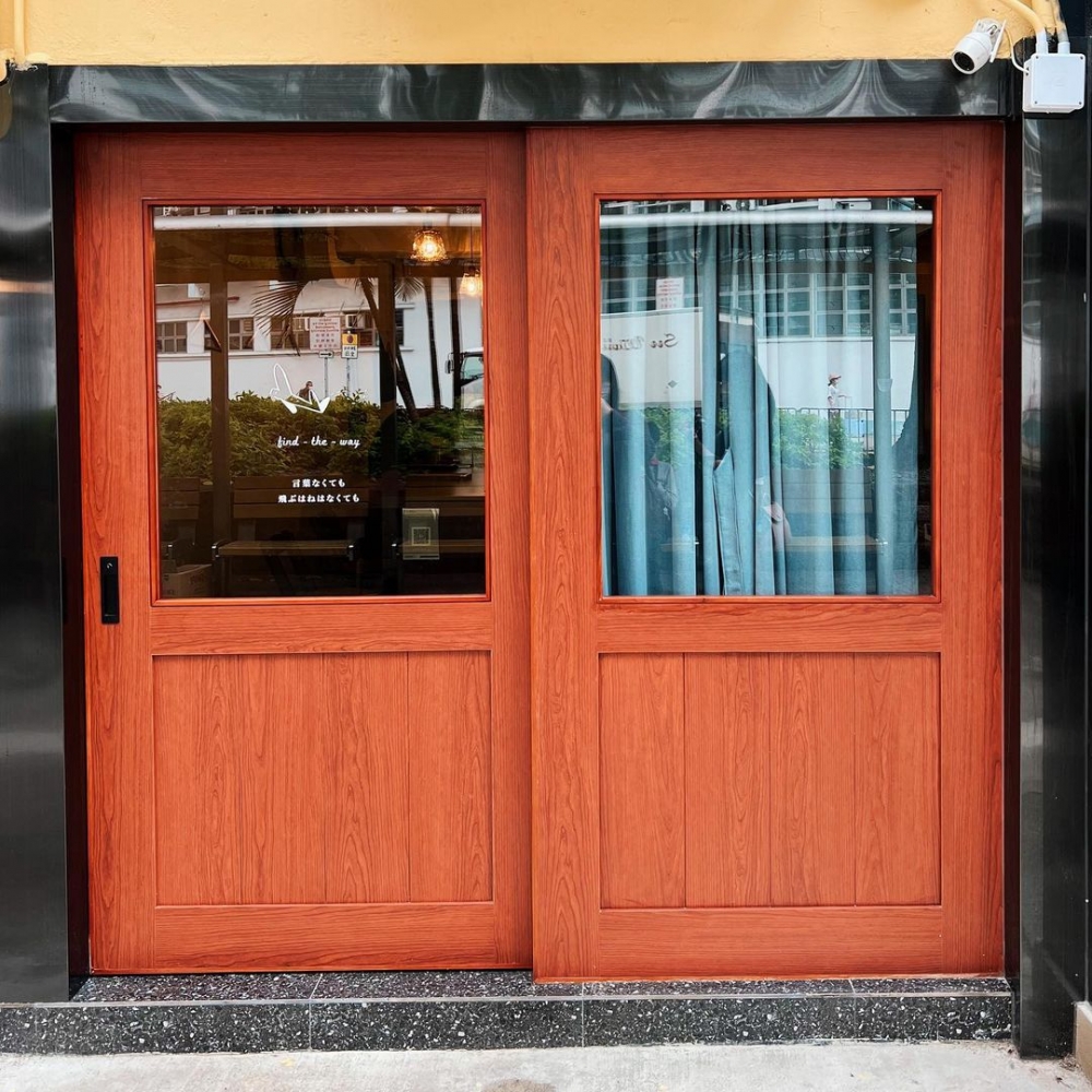 從店內的裝潢,到門上的歌詞都帶出濃濃的日式風格。