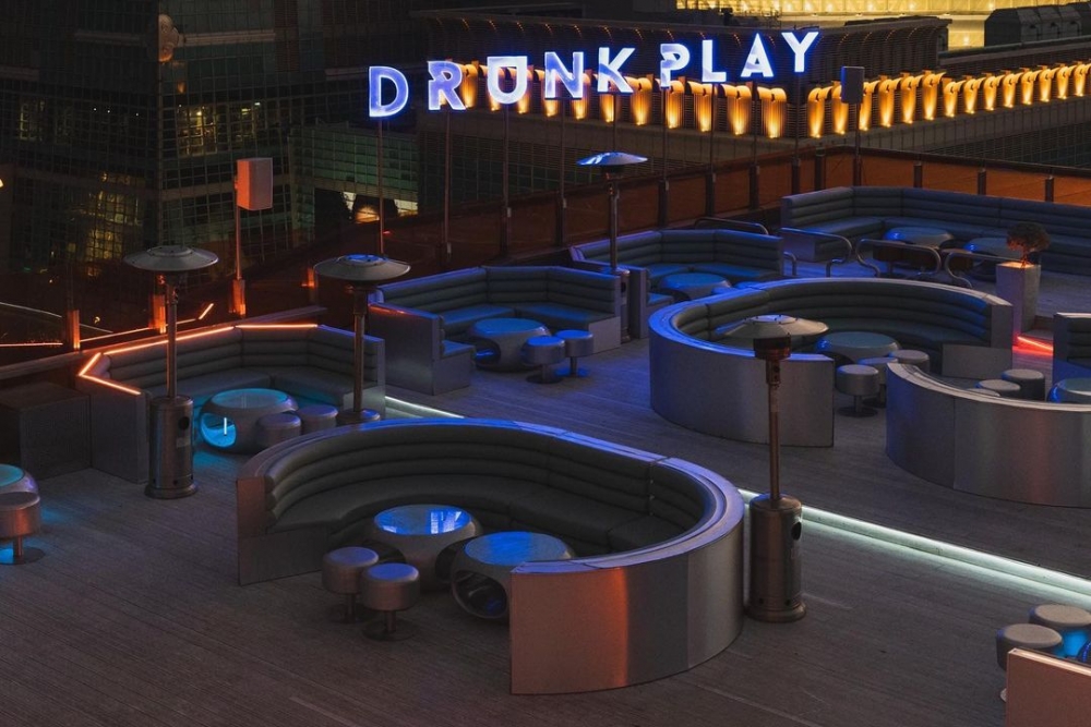 太陽西下後，橘色的晚霞將天空渲染的如一幅畫。