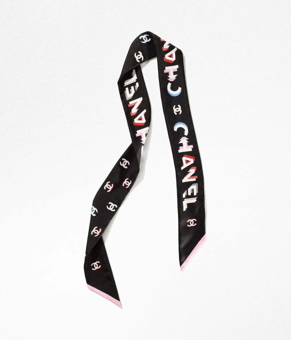 CHANEL Slim Bandeau壓印亮眼色彩的品牌經典Logo。