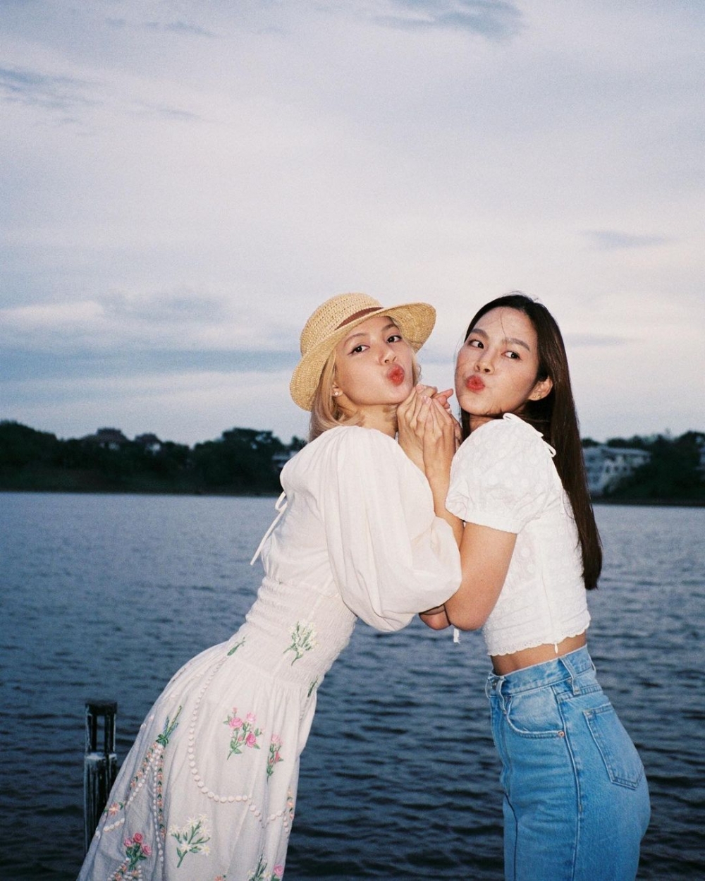 Lisa也許朋友在這裡留下了合影。