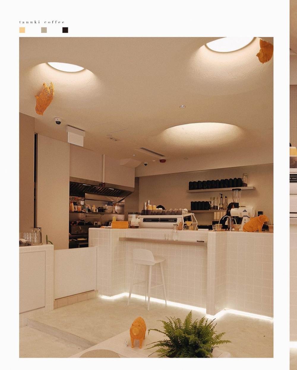 咖啡廳的吉祥物為黃色的日本狸貓。