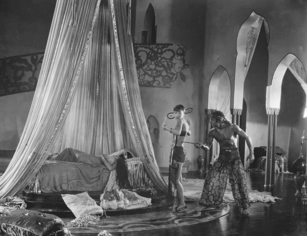 她在《The Thief of Bagdad》(月宮寶盒)中以性感的穿著出場。