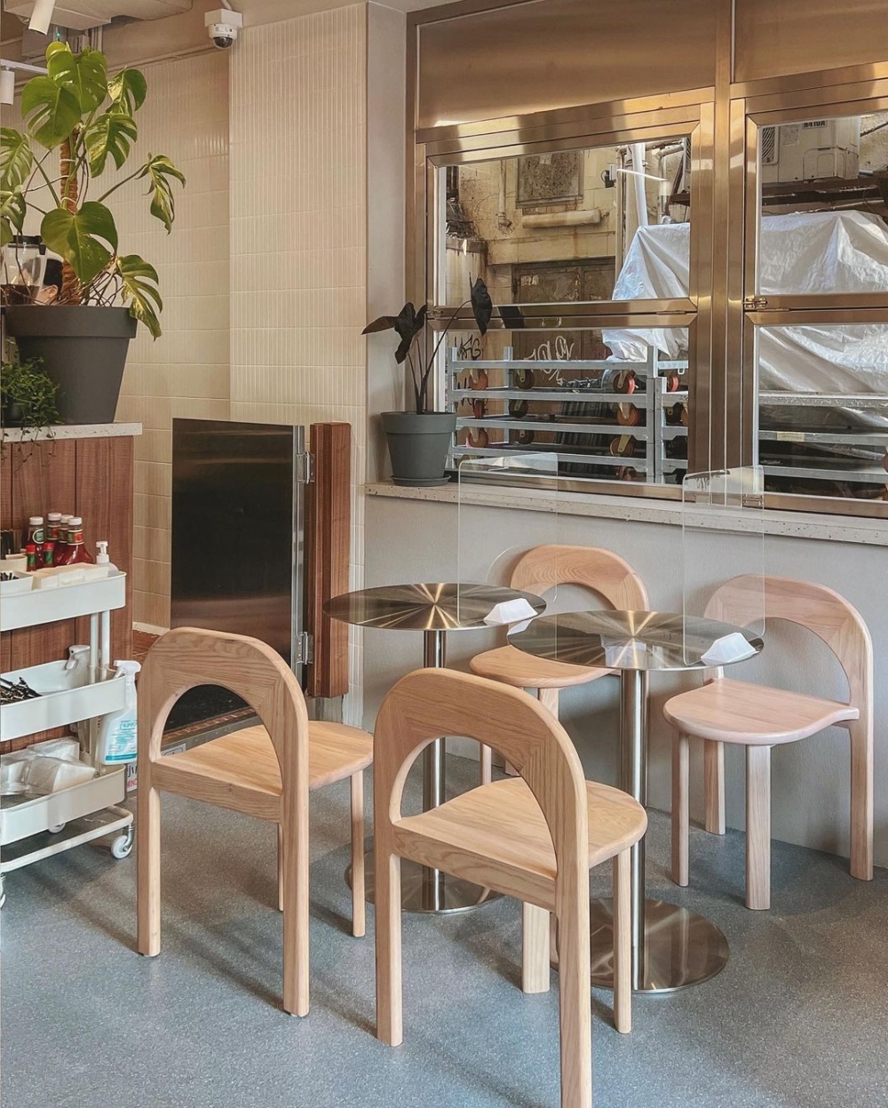 周圍陳列著綠色的植物與小盆栽。