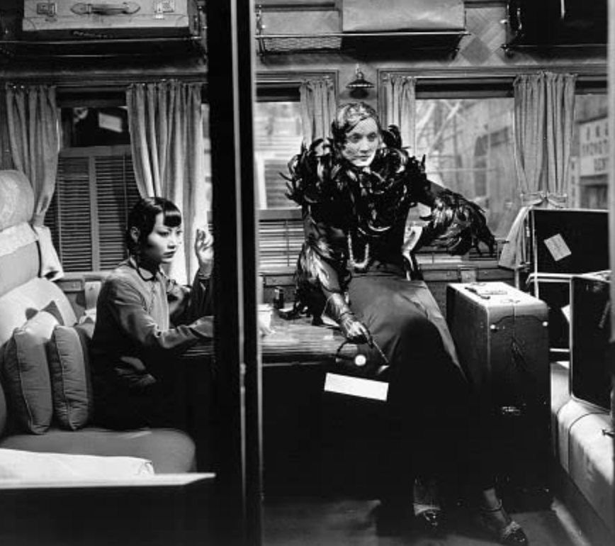 她在《Shanghai Express》(上海快車)的演出照。