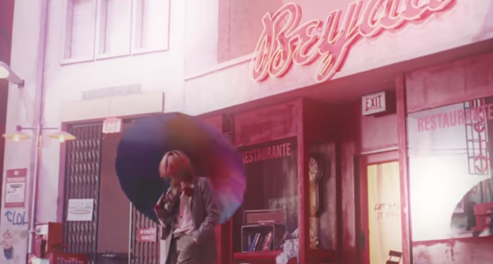 換上了七彩的長髮，他將每一套服裝都詮釋出了自己的樣貌。