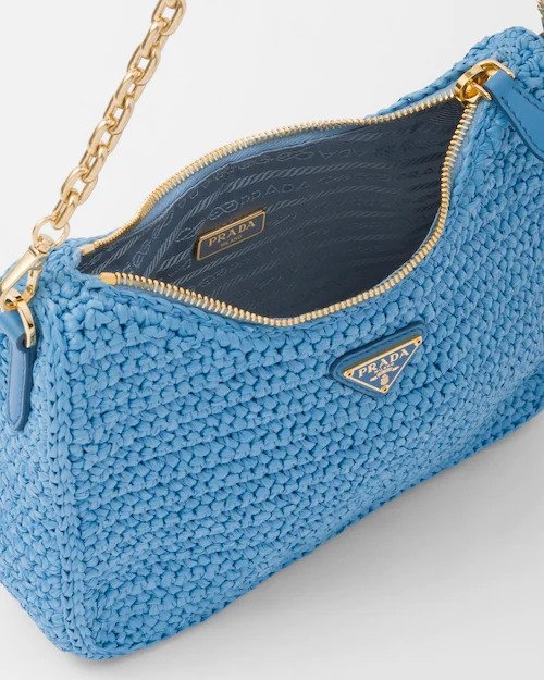 保留經典的琺瑯金屬三角形徽標。