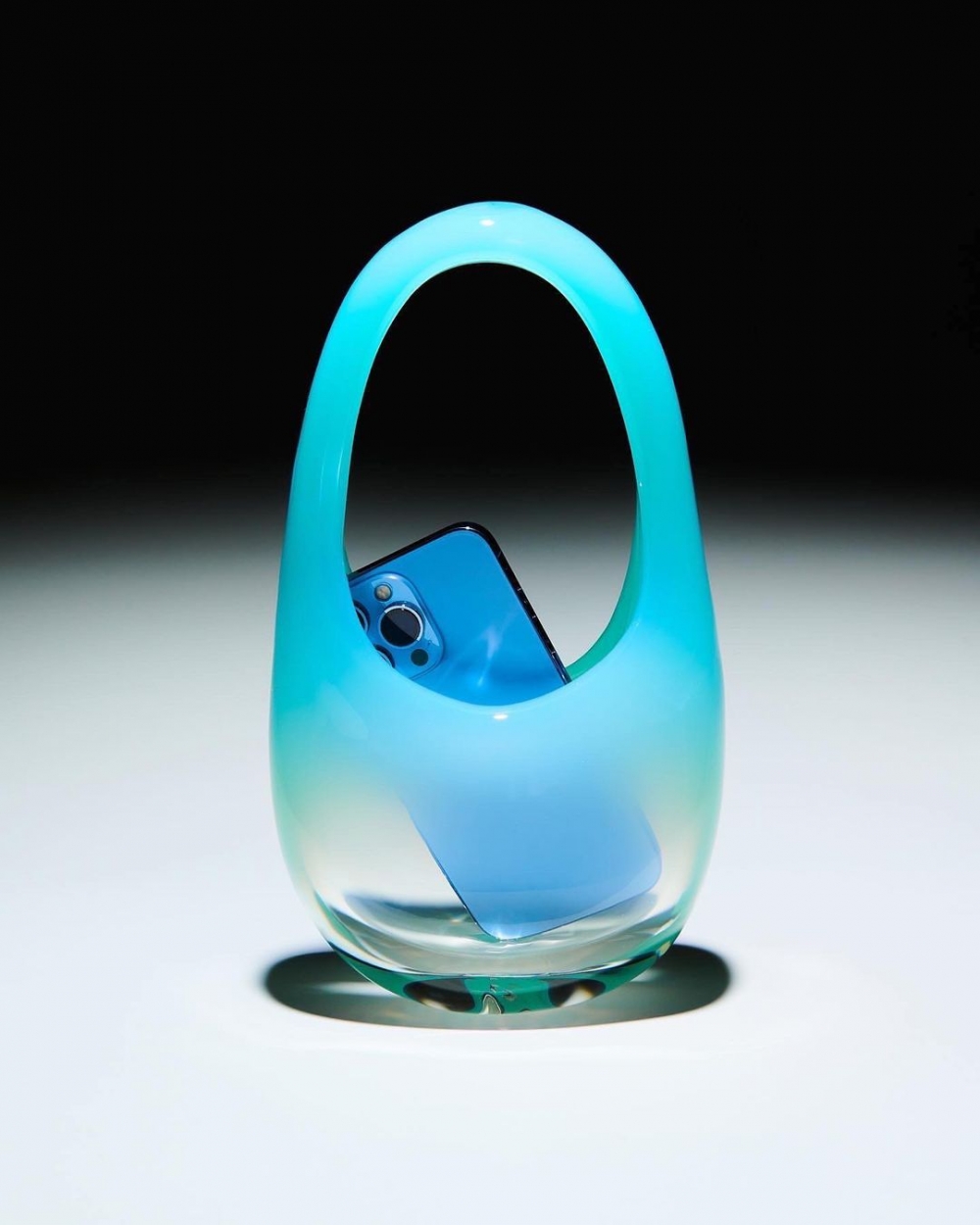 這一款有著漸層色調的藍綠色款成為Doja Cat紅毯上的時髦單品。