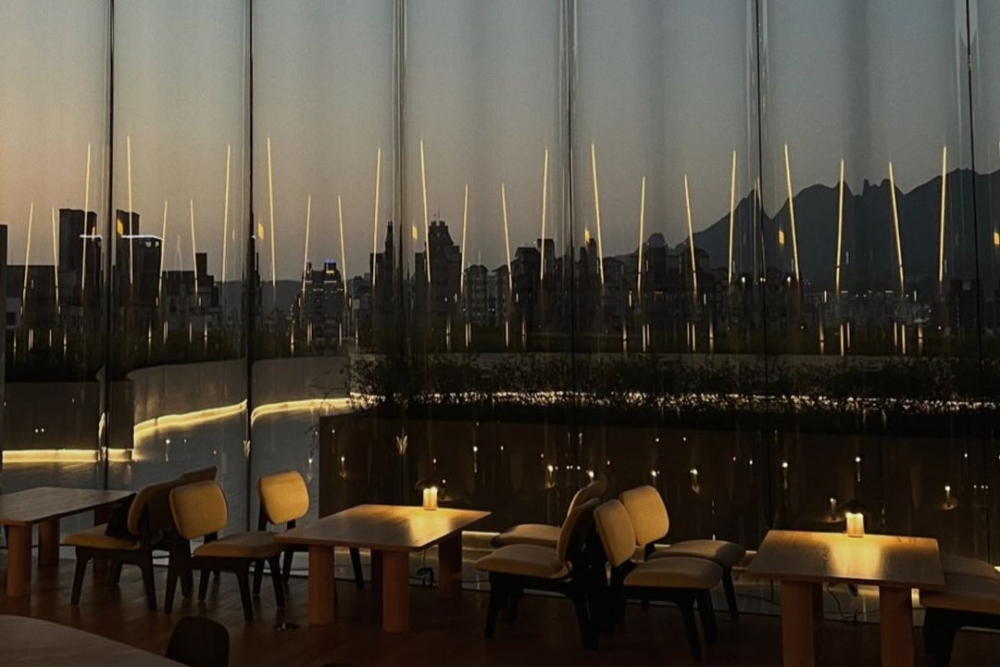 夜晚俯瞰城市夜景的氣氛。