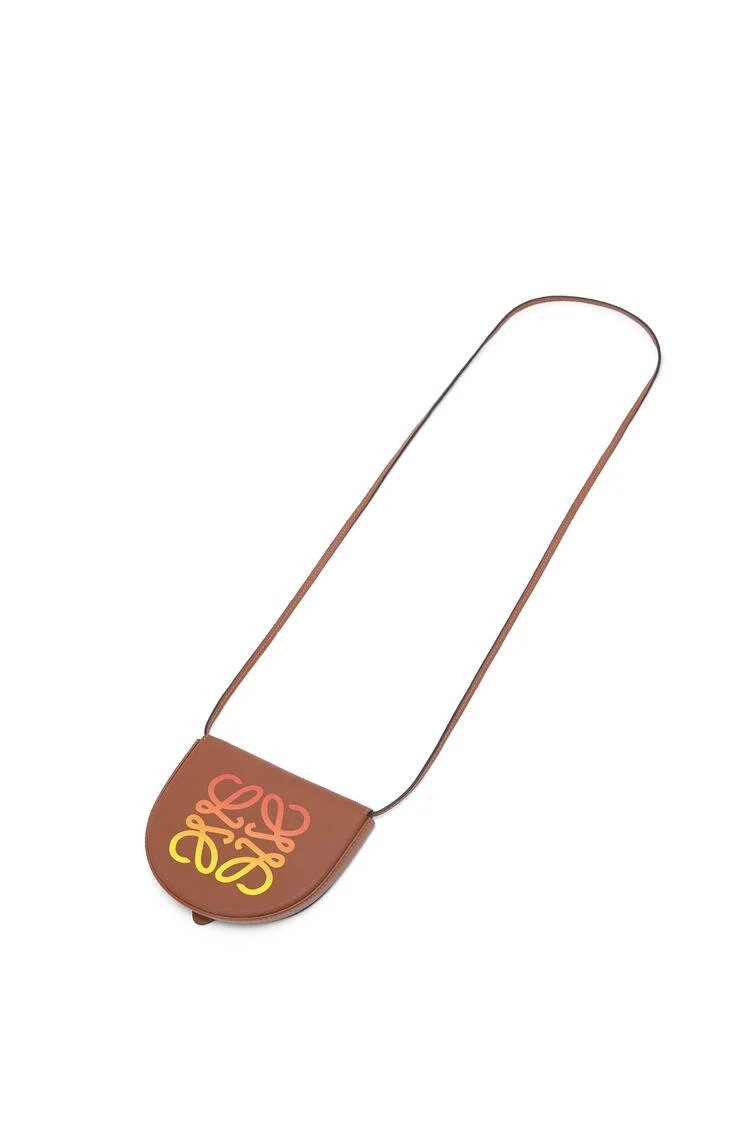 LOEWE Small Anagram Heel Pouch精緻手拿包。