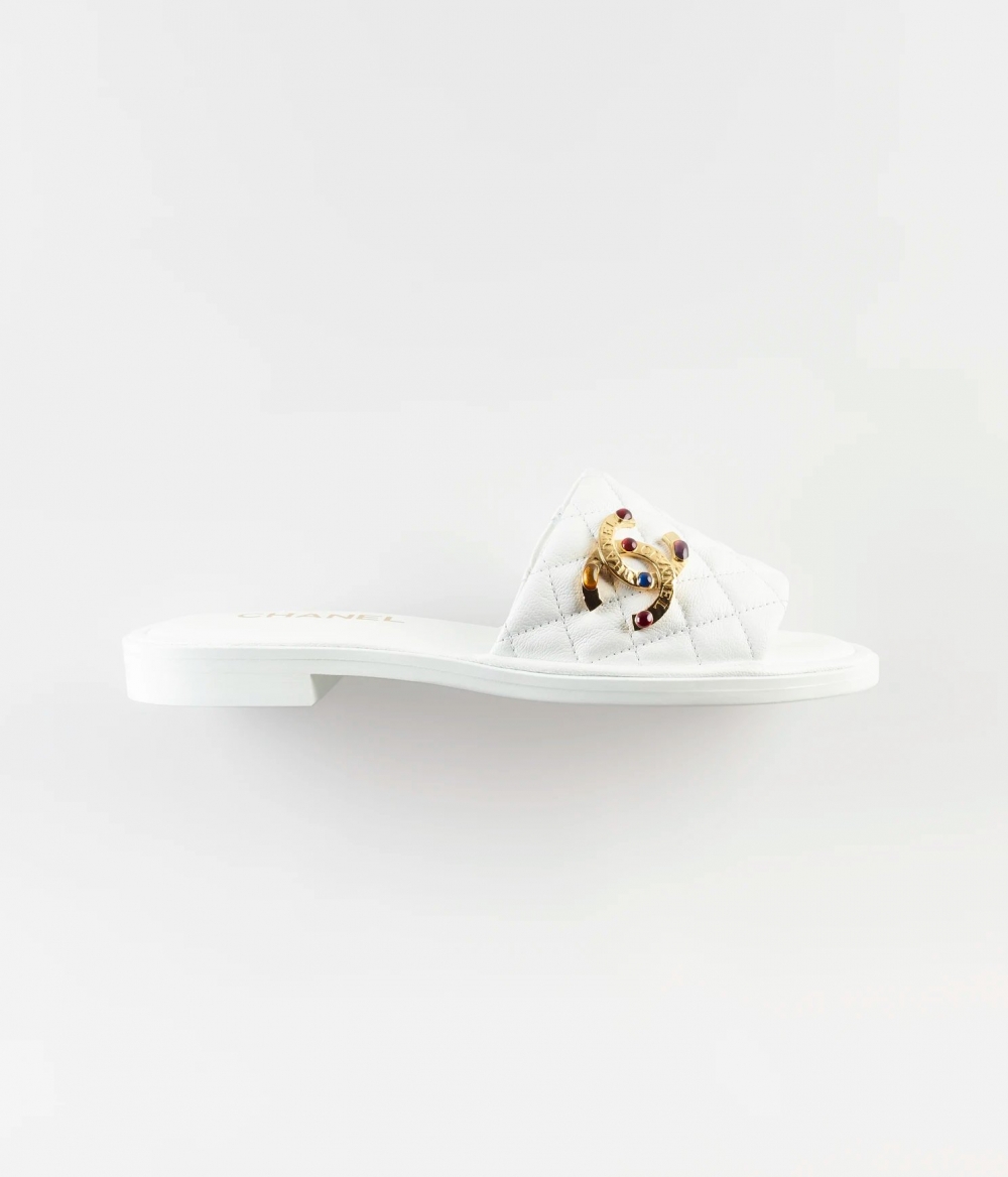 白色的拖鞋也能讓你的穿搭更又質感。