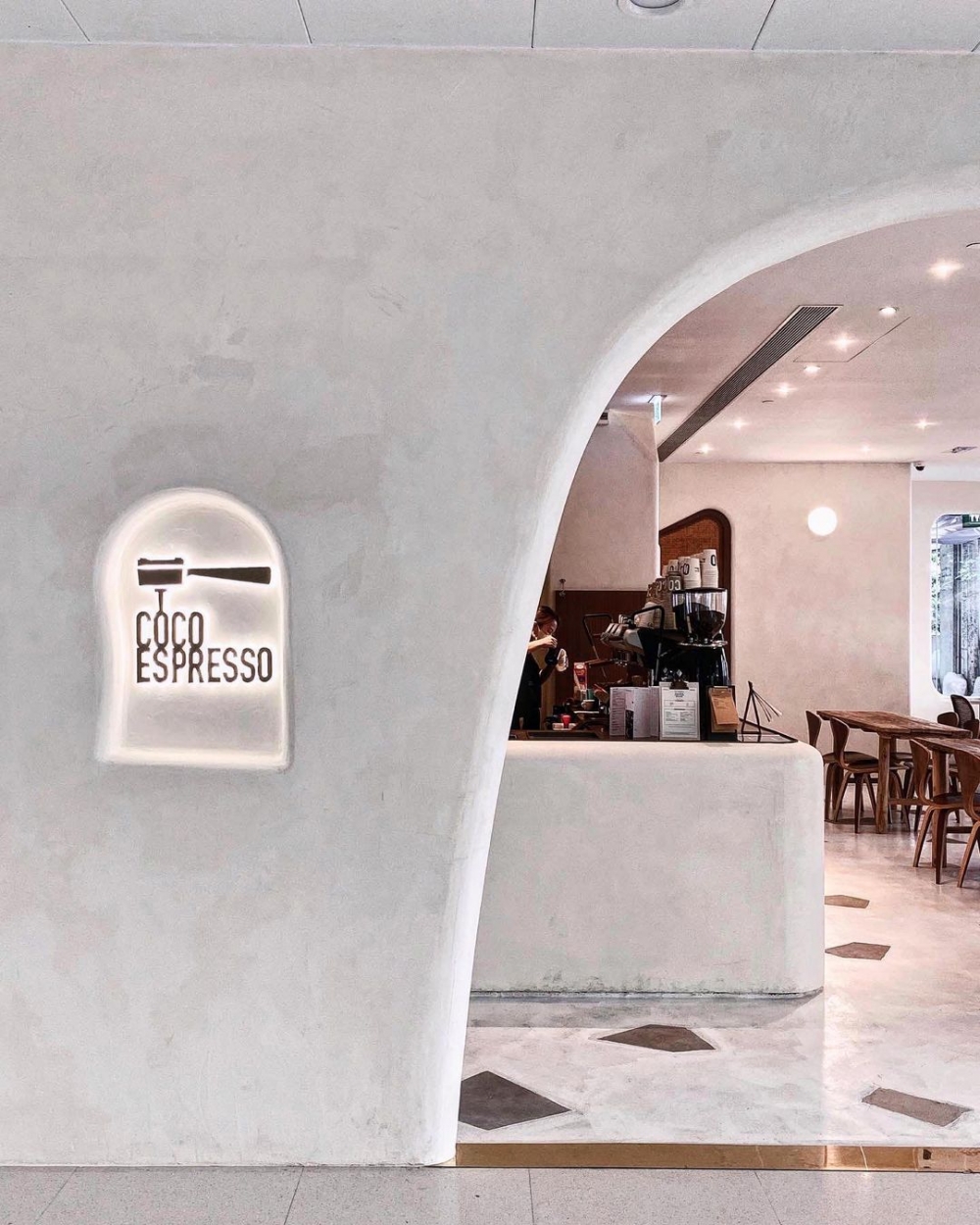 穿過純白的希臘拱門,讓你踏入度假的氛圍之中。