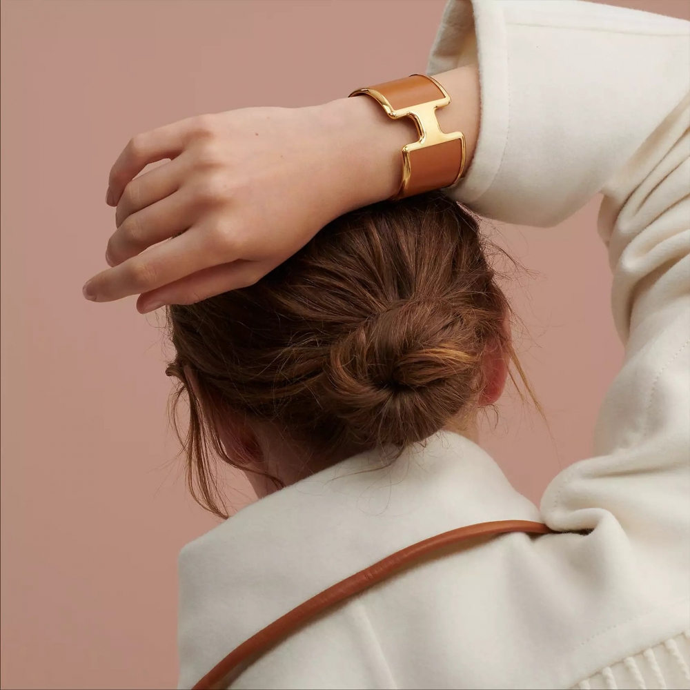 Olympe Cuff Bracelet綻放女性剛柔的氣質。