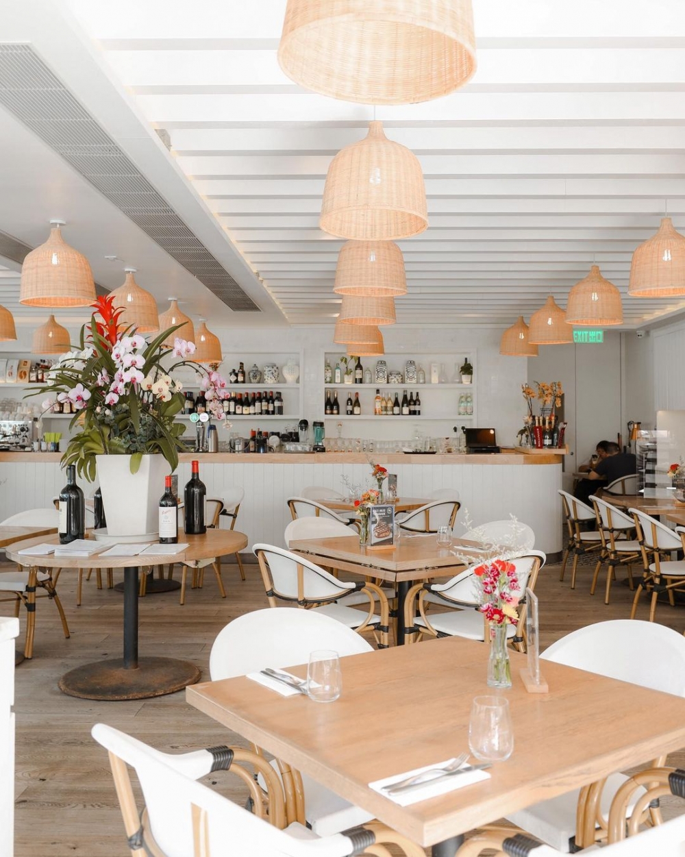 整體空間以全落地式的玻璃窗，將陽光收入室內。