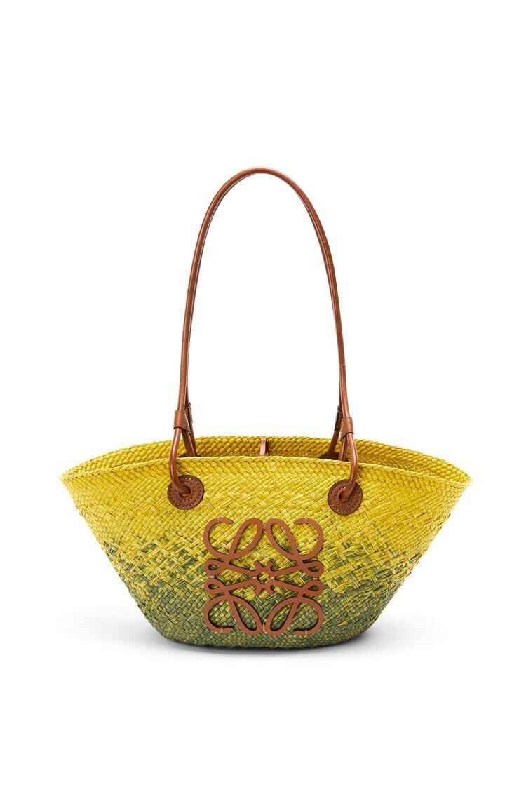 LOEWE Small Anagram Basket Bag籃子作為主體輪廓。