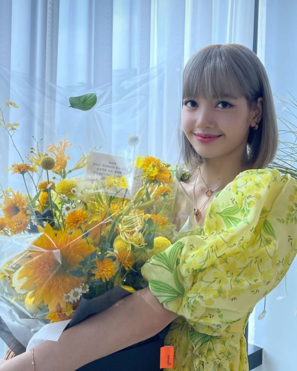 過去Lisa也曾穿過這個品牌的衣服。