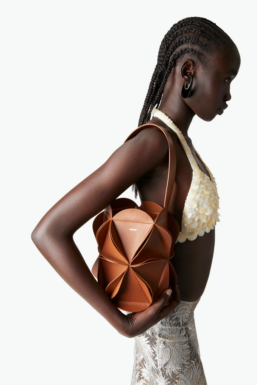 這款手袋,有著特別的外觀也是能嘗試的新方向。