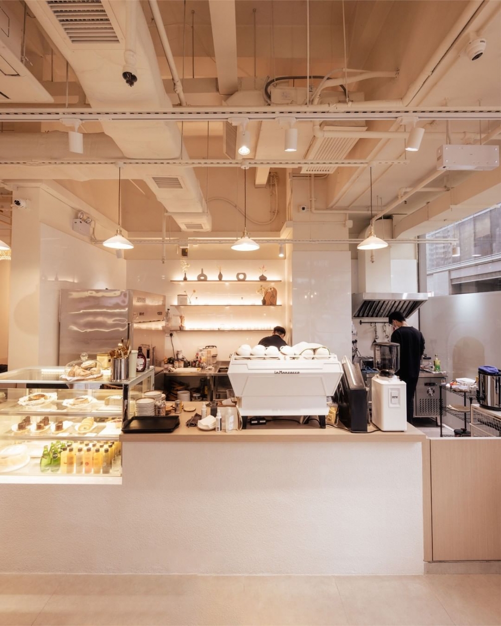 唯美的奶油色調為空間增添舒適感。