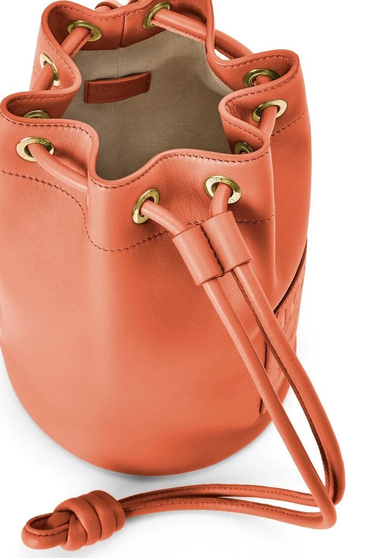 正面有一個Anagram貼袋,細節正式品牌的精神所在。