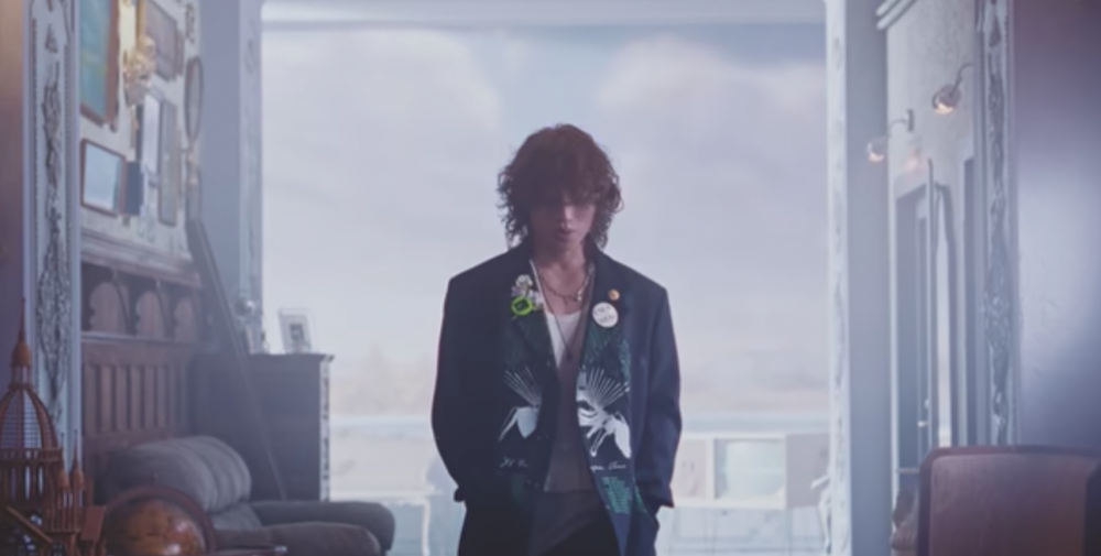 穿著Raf Simons的西裝，大聲以時髦的造型登場。