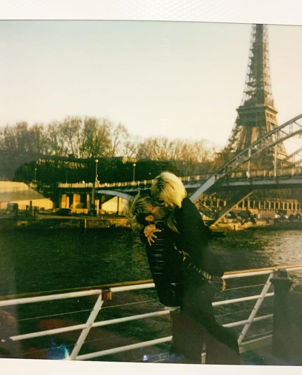 兩人更開心的與艾菲爾鐵塔合影。