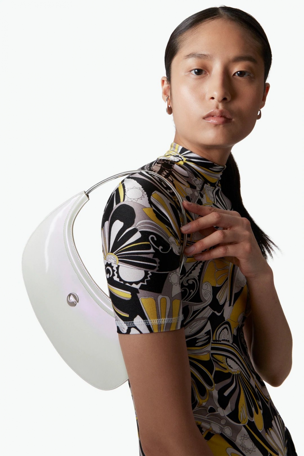 像是彎彎月亮的Ring Baguette Swipe Bag也是一款強調廓型的設計。