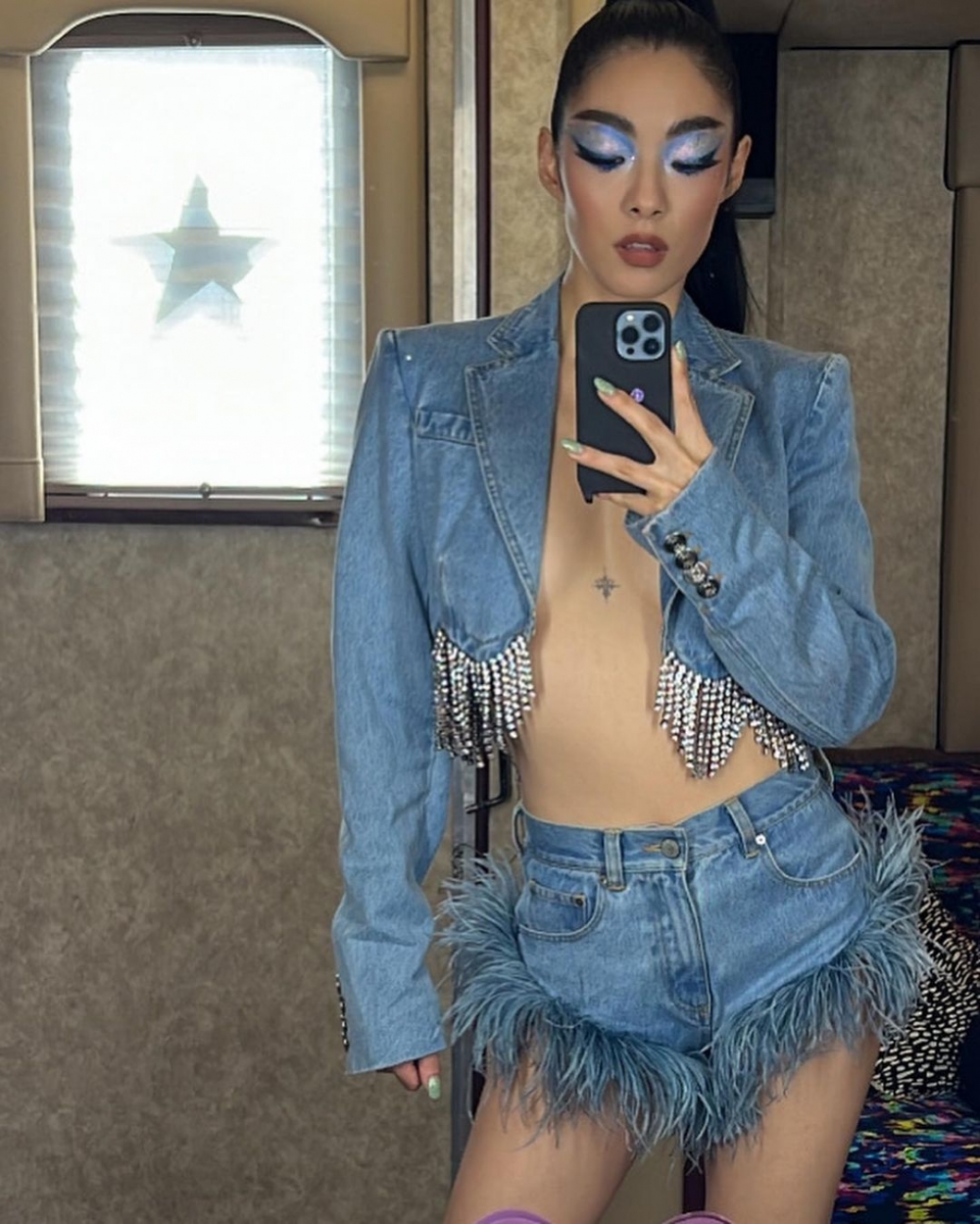 她身穿了性感的西部牛仔套裝登場。