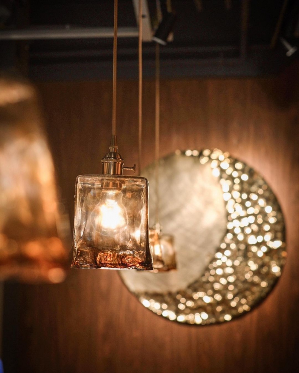 深色系的裝潢是主要視覺。