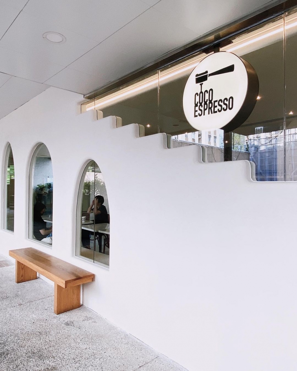 有著希臘風情的設計,也為這間新店帶來了異國度假感。