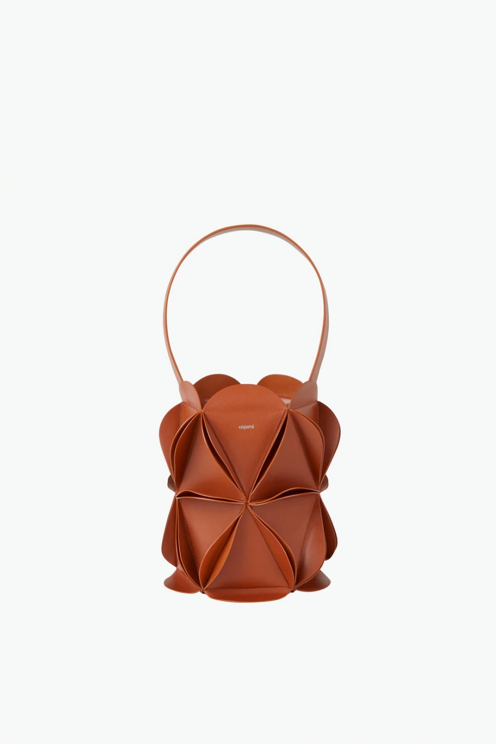 有著宛如花朵的設計,這款Origami Bucket Bag多了幾分柔美的氣質。