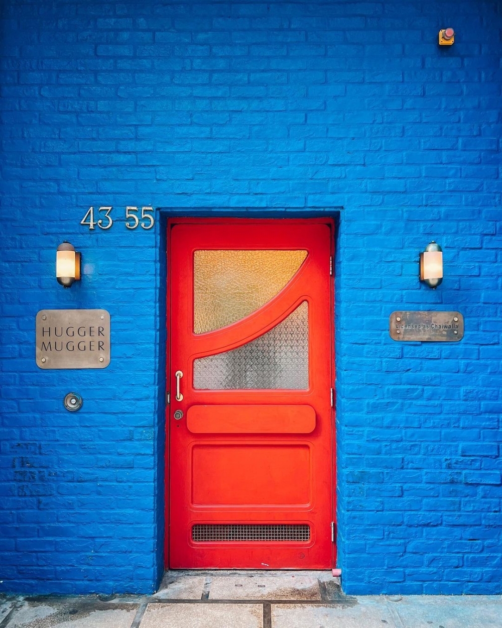 外觀看似神秘的一扇紅色大門。