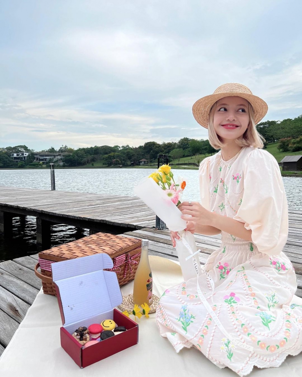 在春天之際,換上浪漫的野餐穿搭也相當合適。