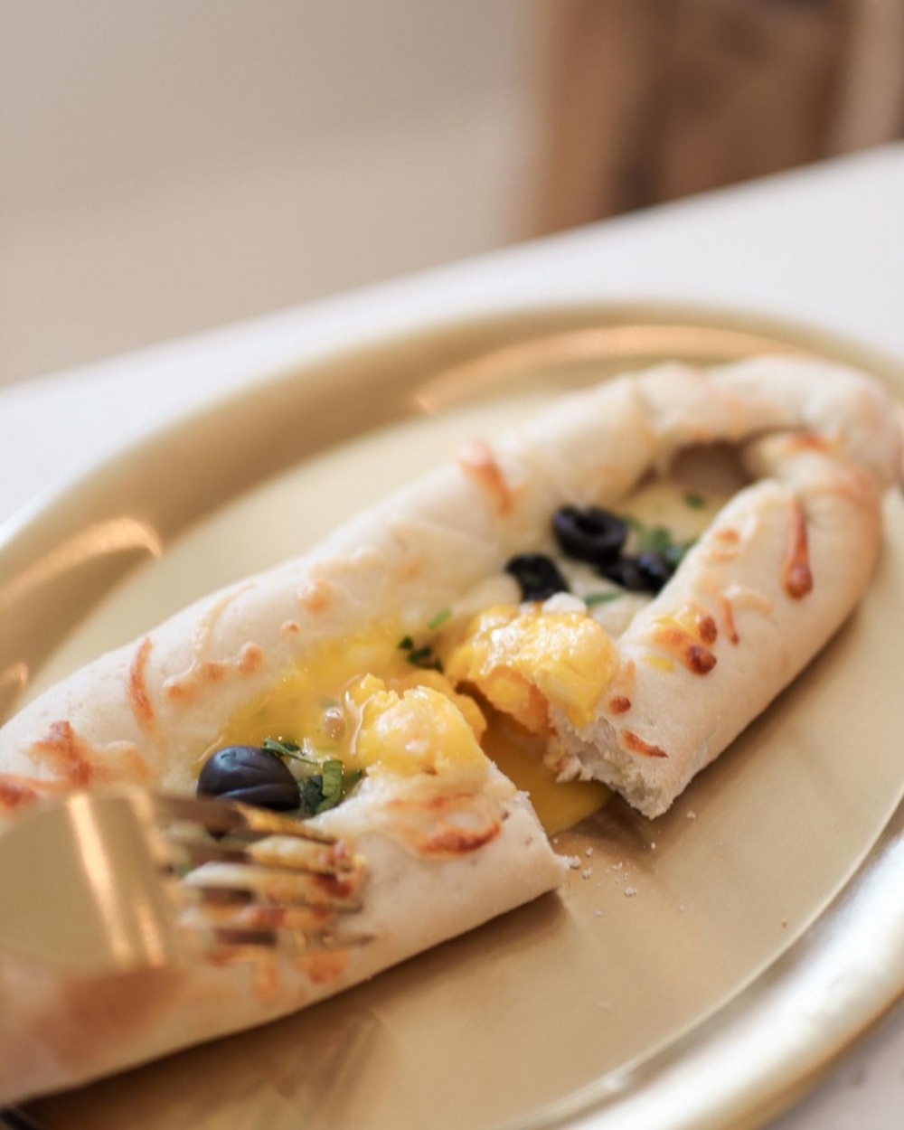 極具特色的希臘船形流心蛋薄餅也是你能嘗試的餐點。