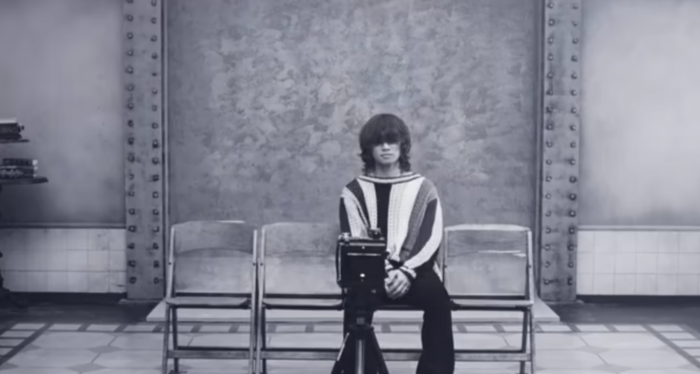 MV中有一幕是擺放著4椅，不過大聲一人獨自坐著。