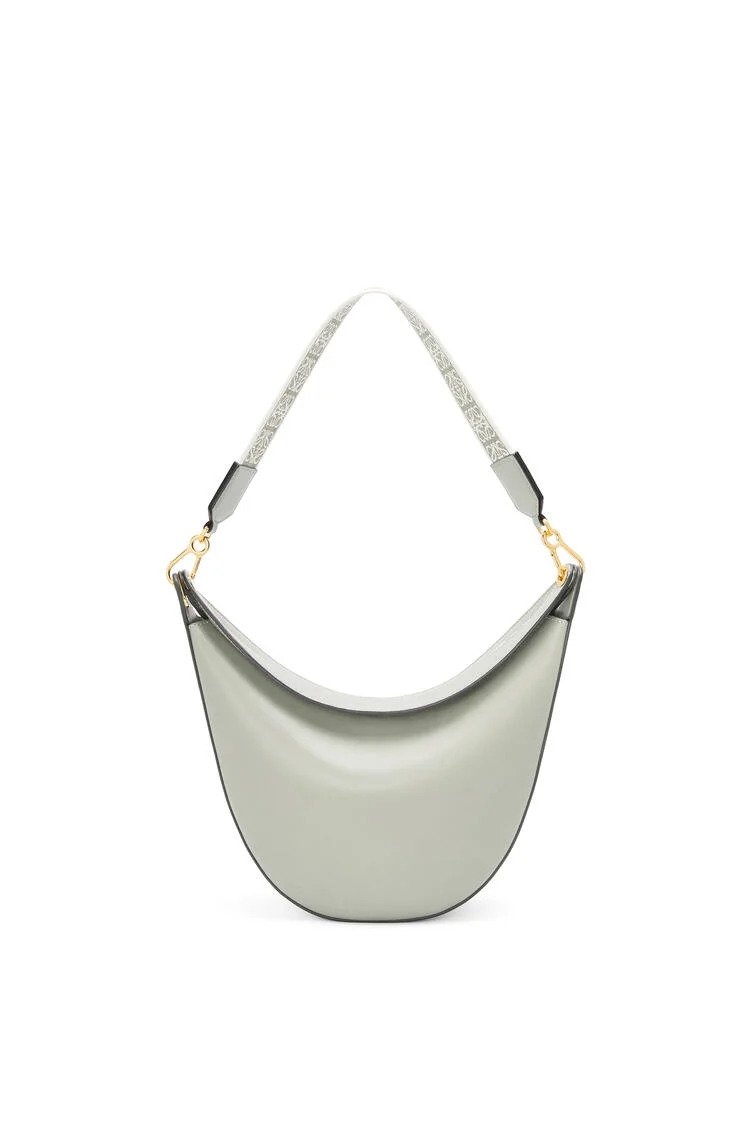 LOEWE本季主推的Luna Bag。