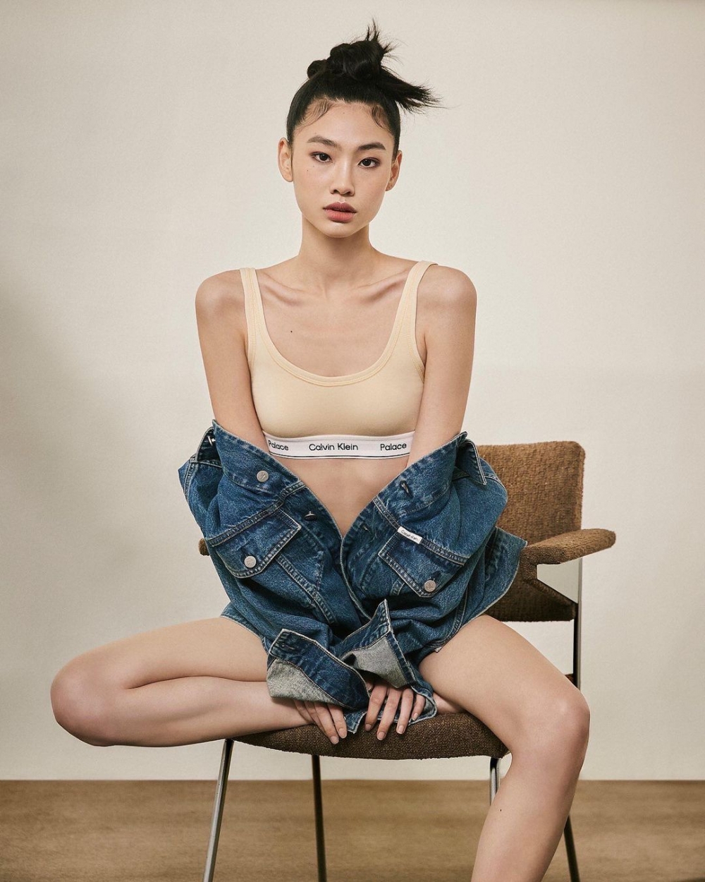 鄭浩妍性感詮釋CK1 Palace Unlined Bralette。