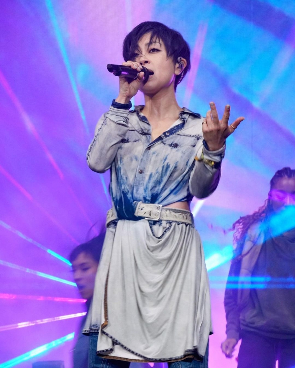 Hikaru Utada(宇多田光)在舞台上詮釋多首經典歌曲。