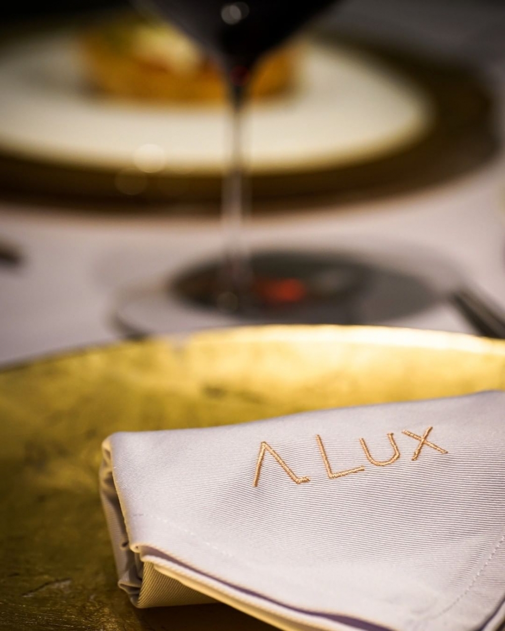 白色呈現主要調性，金色與淺墨綠色為輔。