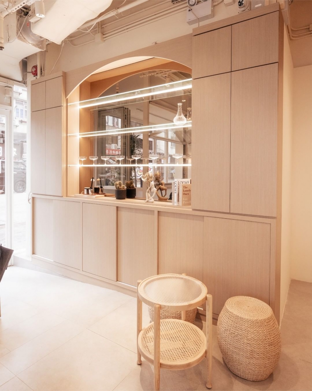 店內選用溫潤質地的木質調家具。