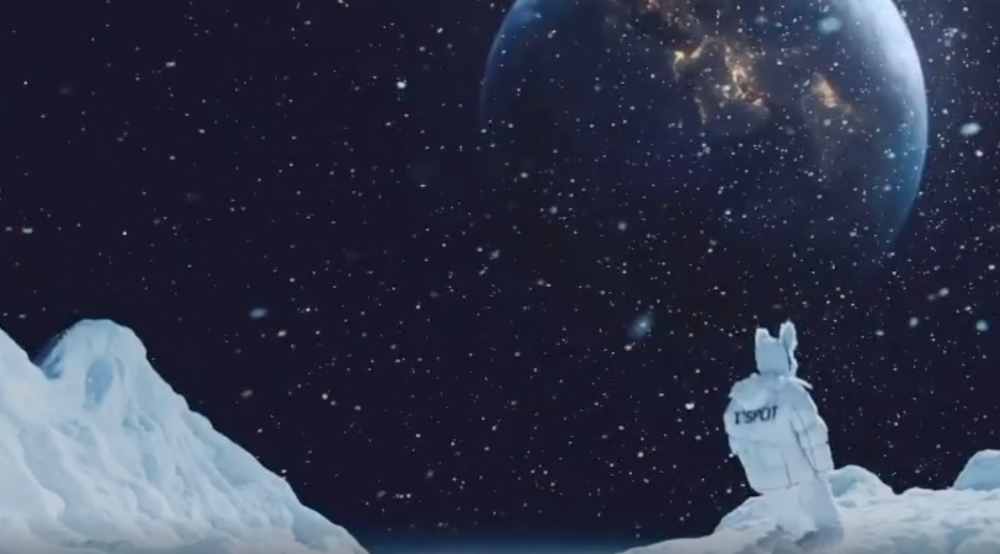 在MV中帥氣登場的T.O.P，在一片雪地之中。