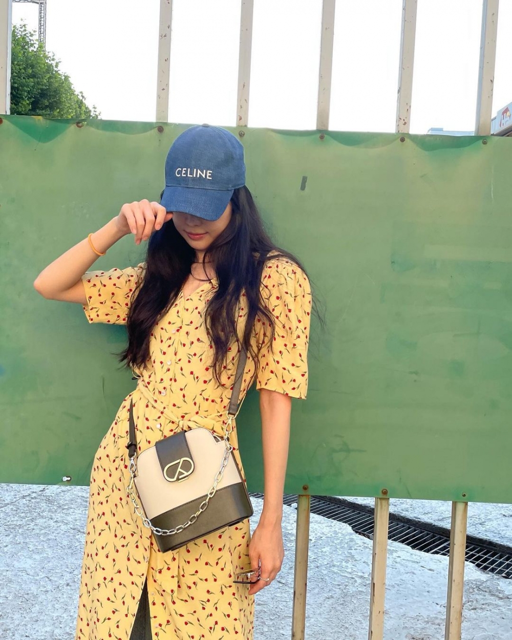 繽紛的碎花洋裝展現清爽的視覺效果。