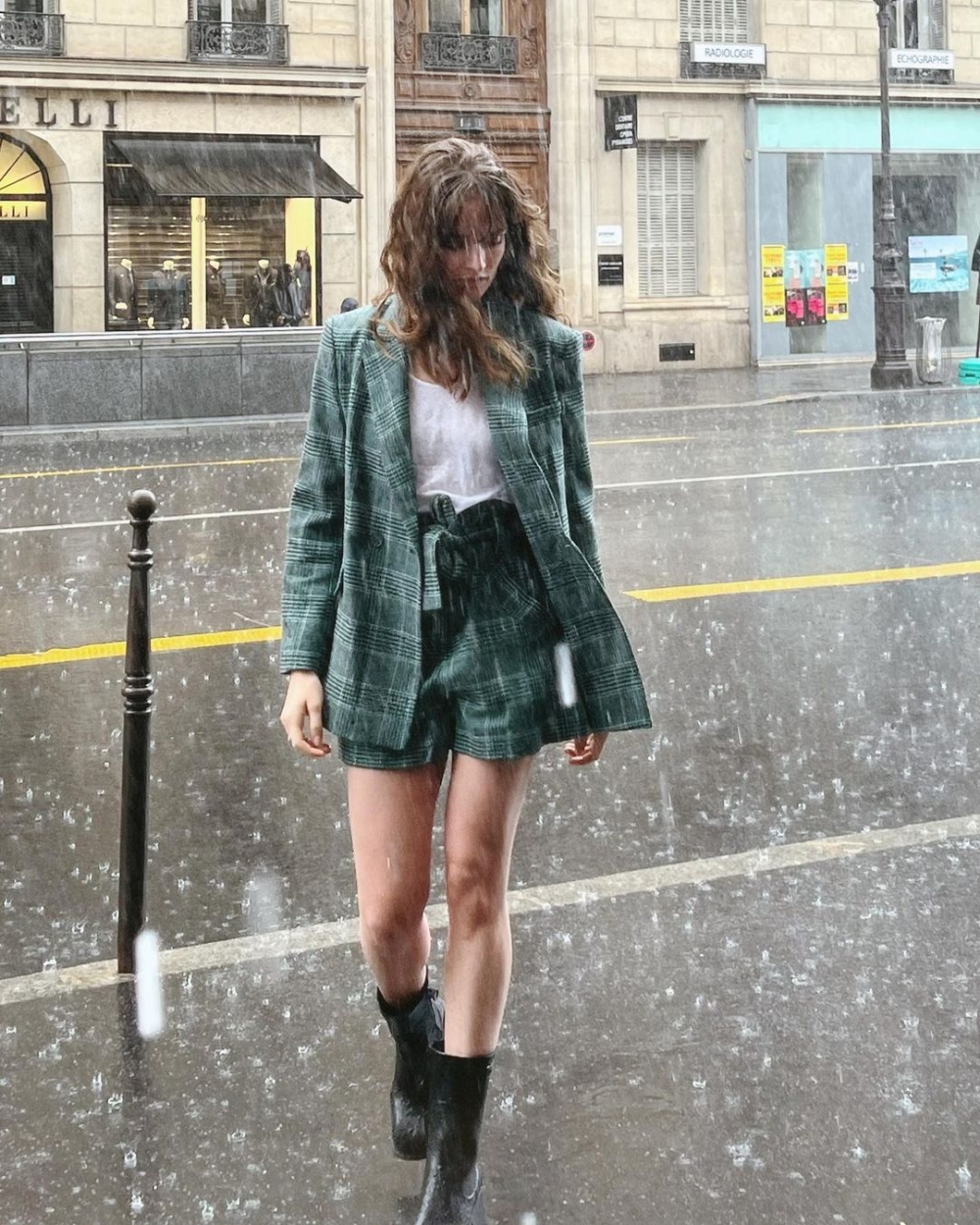 下雨天也能穿出俐落又帥氣的穿搭。