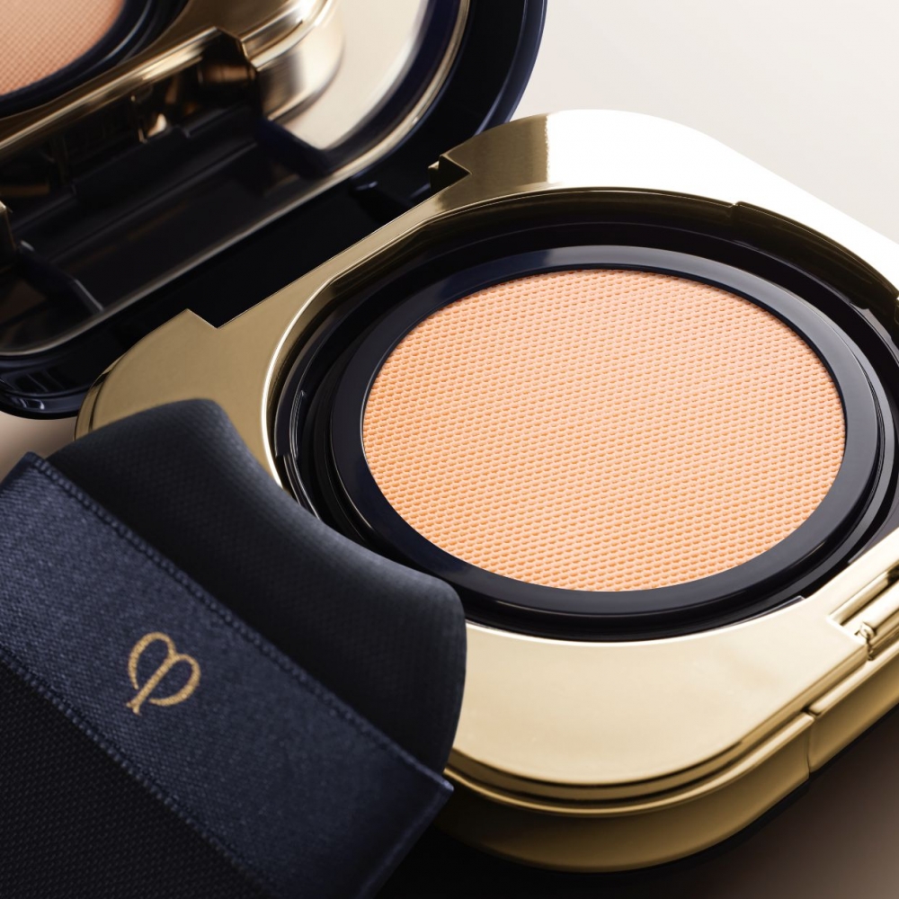 Clé de Peau Beauté鑽光透薄修護氣墊粉底具備SPF25 PA+++,設有9種色調選擇。