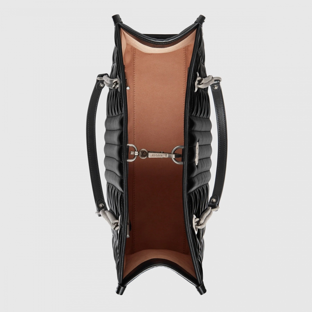 方型的輪廓拎在手上格外顯得有專業氣質。