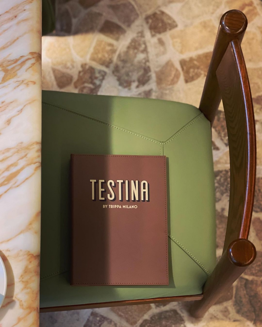 用餐氛圍增添一股異國美學的清新感。