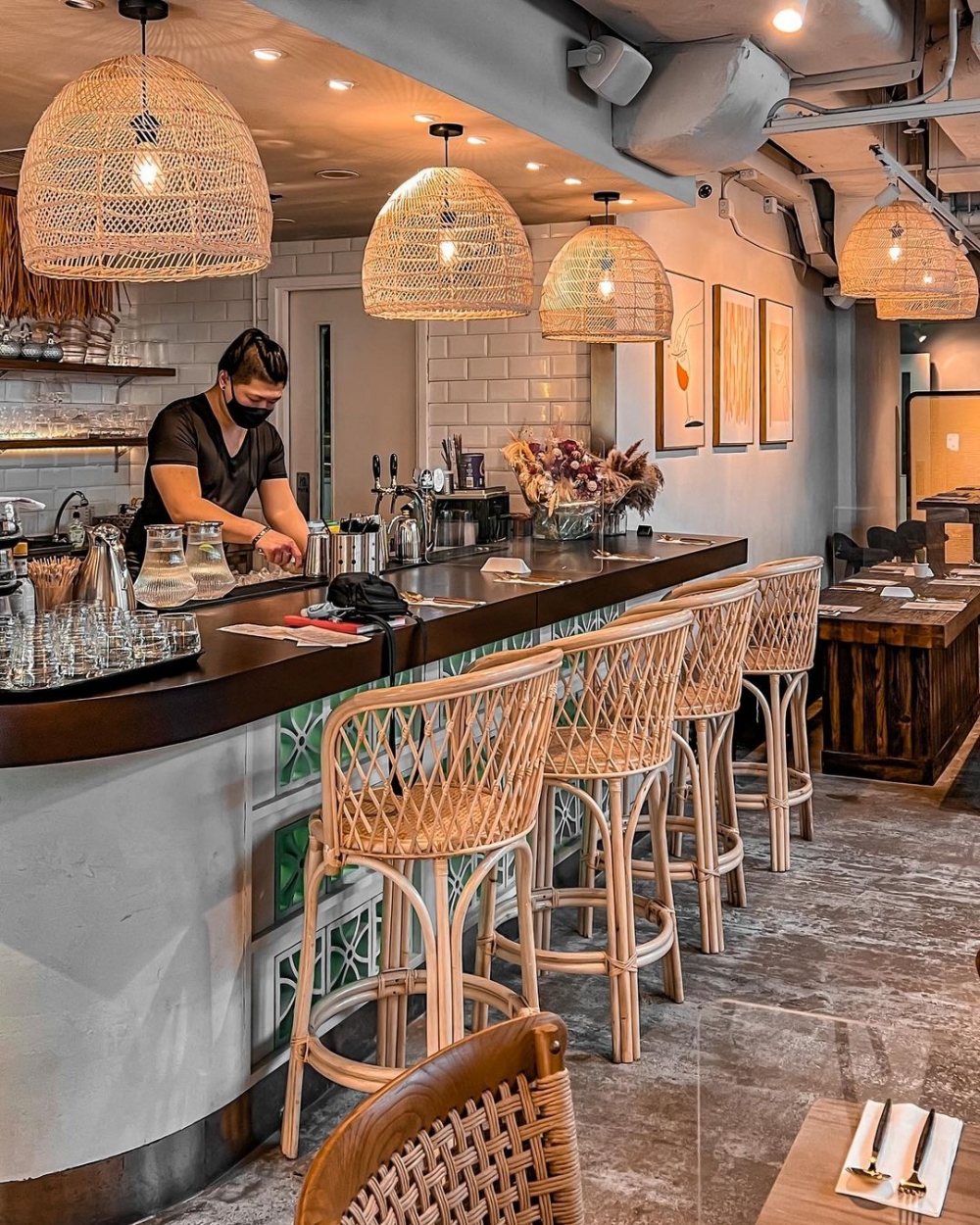 還有高腳桌椅的吧檯區,讓你感受到不同的情調。