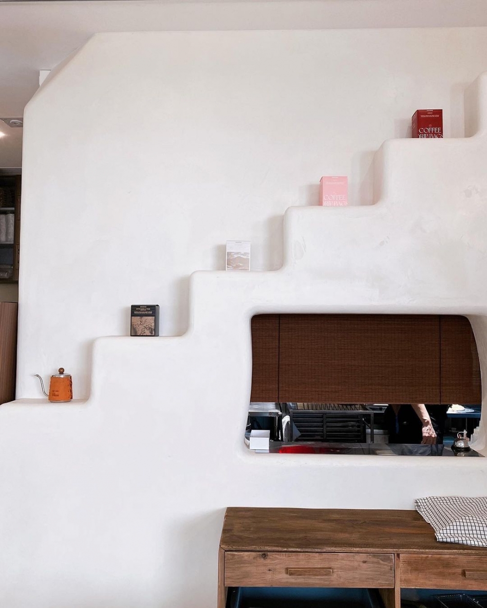 在店內處處都藏有設計巧思,,像是一處能放置商品的樓梯也是別出心裁。