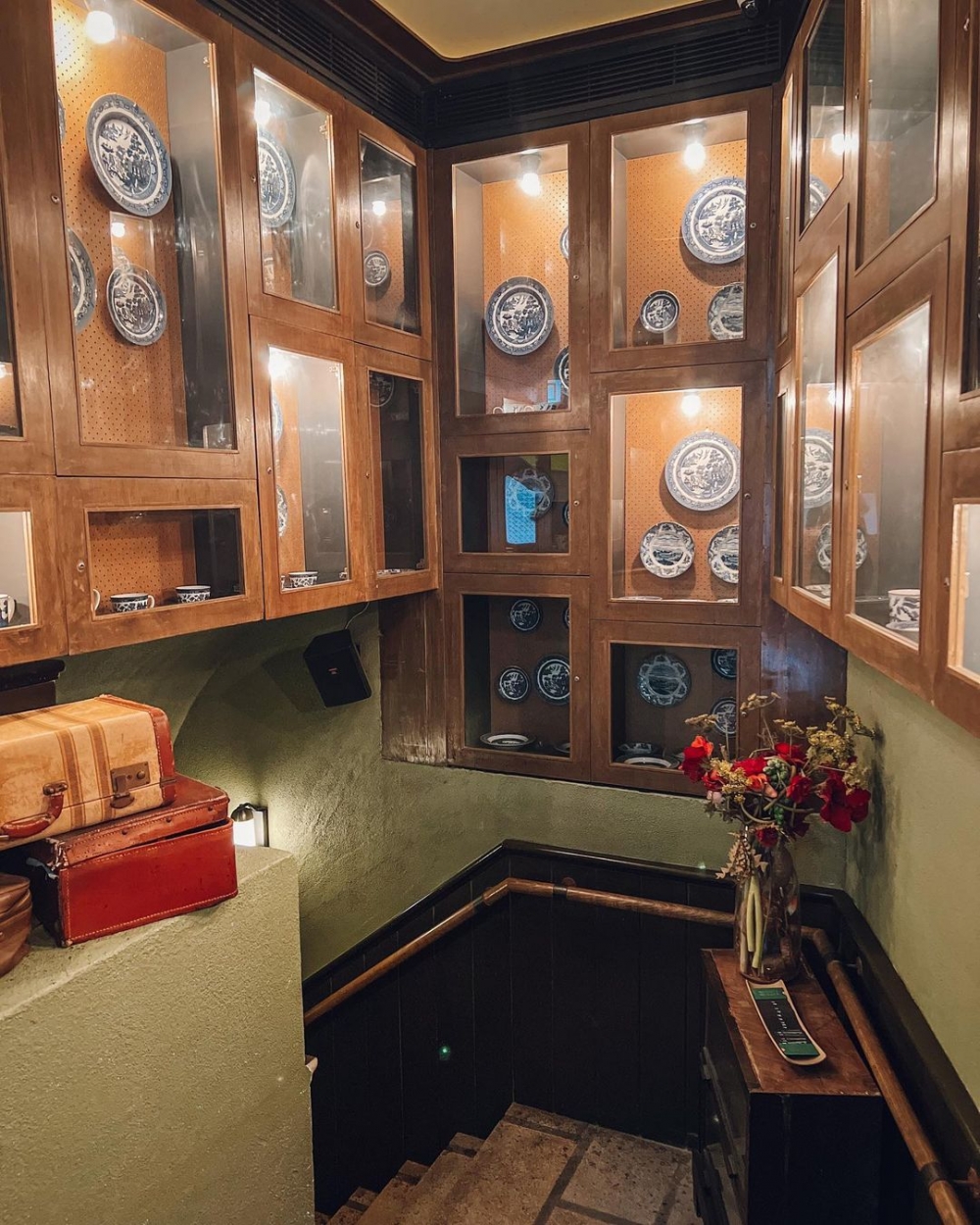 擺設包括經典的藝術掛畫,陶瓷家具等。