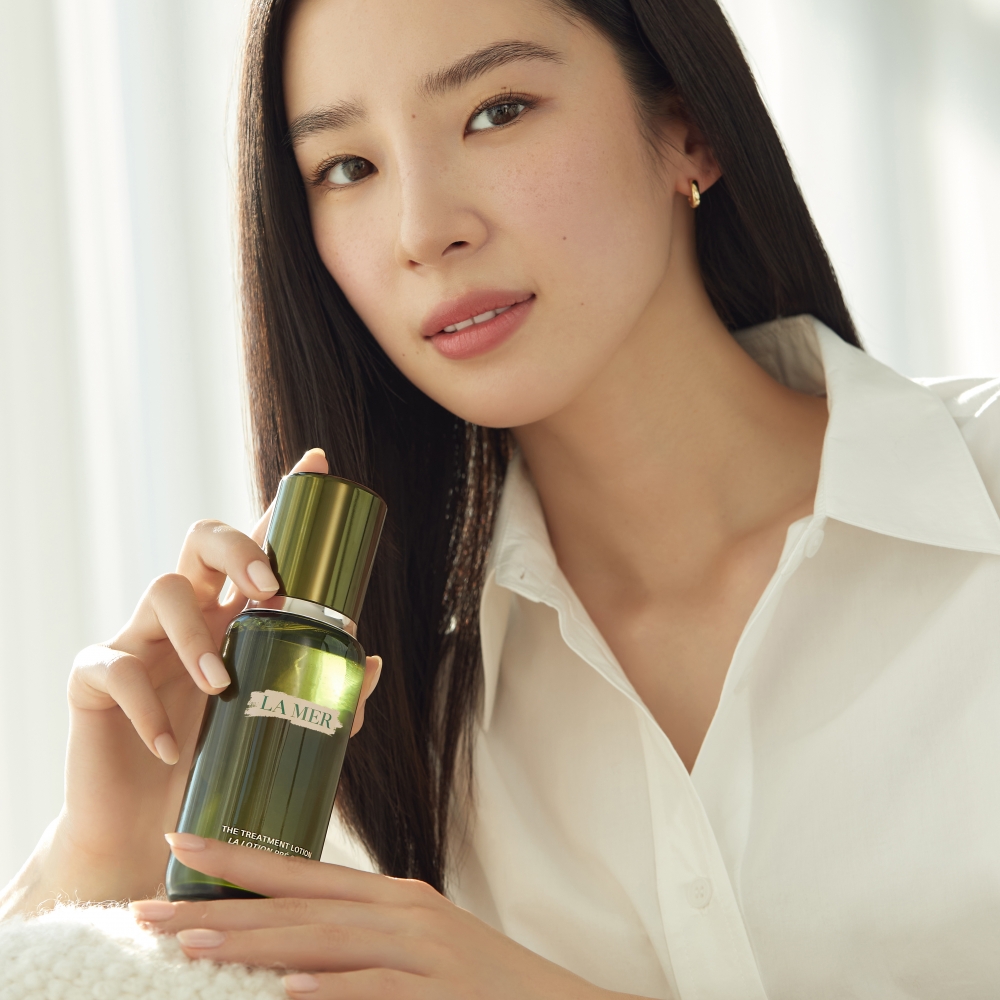 Irene 表示她早晚都會用 La Mer 全新昇華版肌底修護液來喚醒肌膚,注入水潤療癒。
