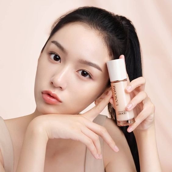 記住寧棄妝前乳霜,都不粉底與遮瑕之間,美編會重視遮瑕修飾多於粉底。可不塗防曬。
