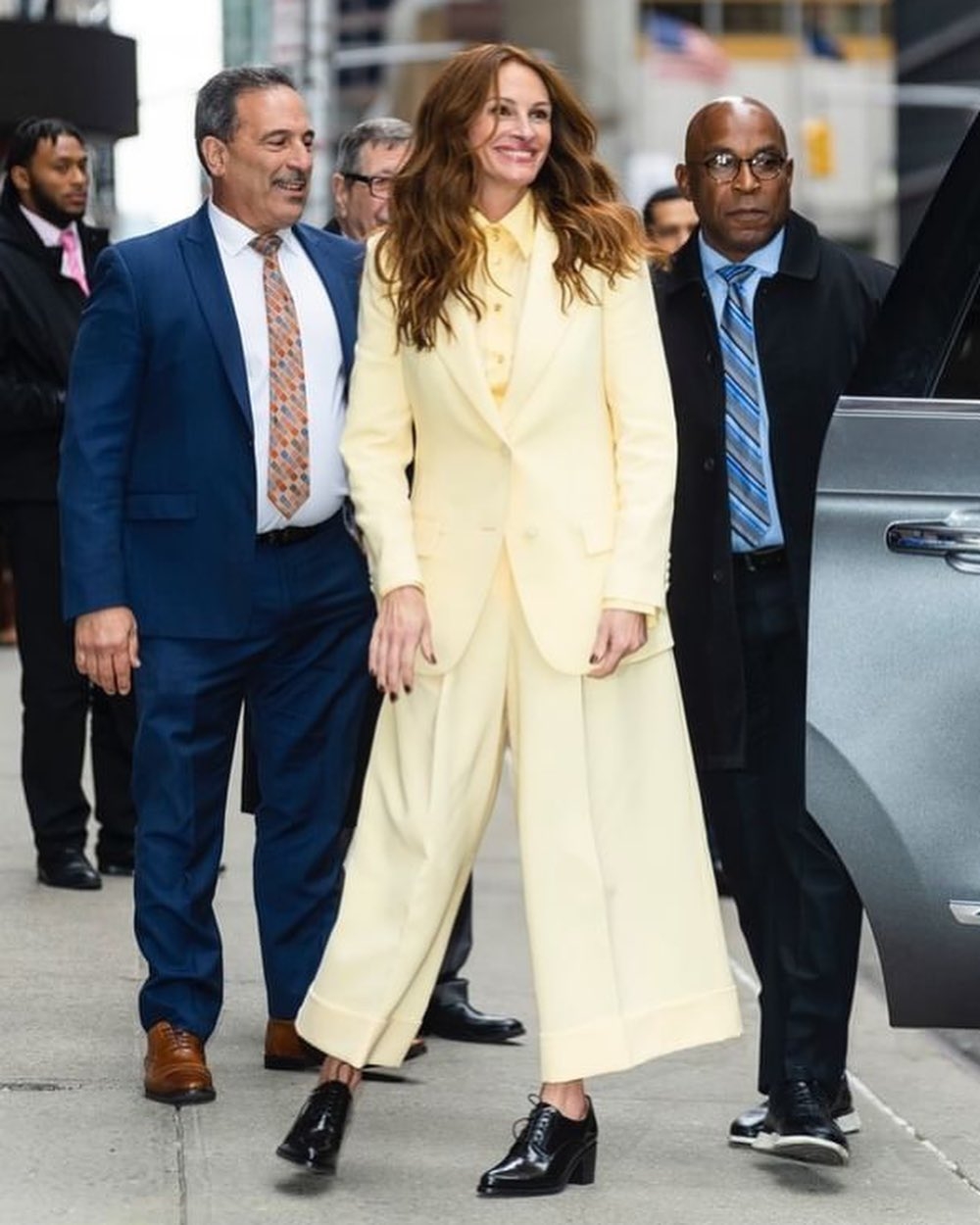 這次她以黃色的西裝登場,非常耀眼的登場。